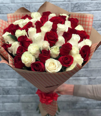 Букет #33: Букет и 51 красных и белых роз